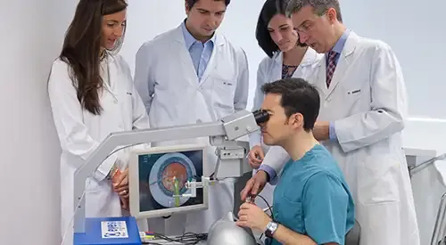 simulador-oftalmologia-7 <p>Imagen de un grupo de médicos en el simulador VRmagic</p>
