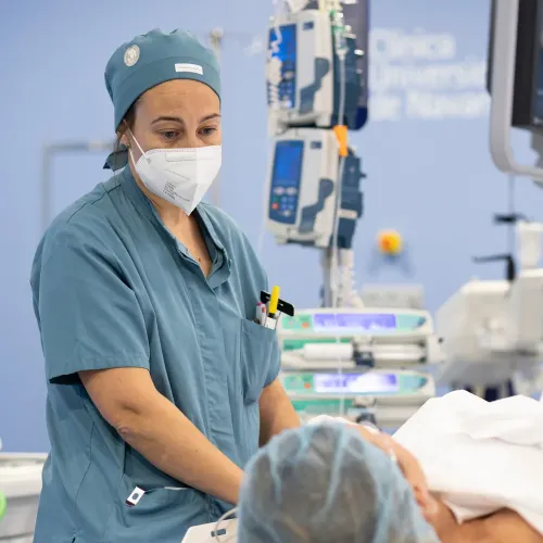 Enfermera. Radiología Intervencionista. CUN Imagen de una enfermera de Radiología Intervencionista de la Clínica Universidad de Navarra atendiendo a un paciente.