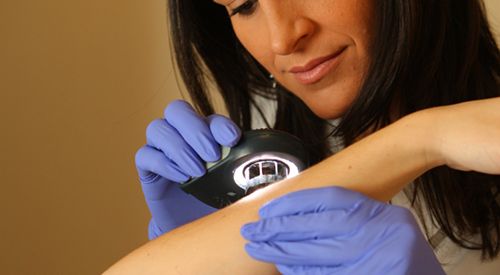 dermatologia-facultad-medicina <p>Exploración de la piel para el diagnóstico de enfermedades dermatológicas en la Clínica Universidad de Navarra </p>