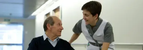 img-asistencia-paciente <p>Enfermera de la Clínica Universidad de Navarra asiste y acompaña a un paciente mayor. </p>