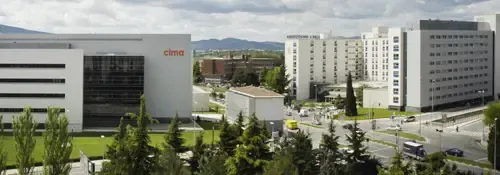 Campus biomédico. Clínica Universidad de Navarra Imagen de la Clínica y su centro de investigación, el Cima Universidad de Navarra, campus biomédico de la Universidad de Navarra en Pamplona.