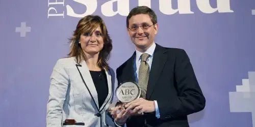 Entrega de premios ABC Salud a la Clínica Universidad de Navarra Imagen de la entrega del Premio ABC Salud al Esfuerzo en I+D+i otorgado a la Clínica Universidad de Navarra.