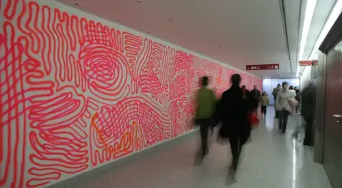 <p>Imagen del pasillo principal de planta baja de la Cl&iacute;nica Universidad de Navarra, con mural de fondo.&nbsp;</p>