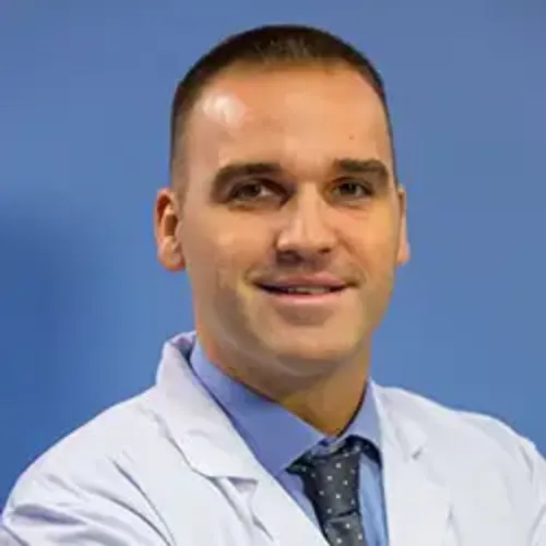 Imagen del Dr. Lain Hermes González. Neurocirujano. Clínica Universidad de Navarra