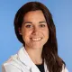 La imagen muestra a la Dra. Laura Argiz Álvarez, especialista en Alergología en la Clínica Universidad de Navarra. Dedicada preferencialmente a las alergias infantiles y las alergias alimentarias.