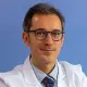 La imagen muestra al Dr. Jorge Arredondo Chaves, especialista en Cirugía General de la Clínica Universidad de Navarra. El Dr. Arredondo es un cirujano dedicado al diagnóstico y tratamiento quirúrgico de enfermedades, así como en la realización de cirugías de alta complejidad, en especial, al cáncer colorrectal, proctología y patología del suelo pélvico.
