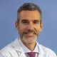 La imagen muestra al Dr. Víctor Valenti Azcárate, especialista en Cirugía General en la Clínica Universidad de Navarra. El Dr. Valenti Azcárate es cirujano y se dedica al diagnóstico y tratamiento quirúrgico de la cirugía de la obesidad.