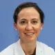 La imagen muestra a la Dra. Esperanza Sádaba Chalezquer, odontóloga del Departamento de Cirugía Maxilofacial de la Clínica Universidad de Navarra. La Dra. Sádaba es especialista en estética y odontología restauradora así como restauraciones con prótesis dental y sobre implantes.