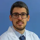 Dr. Álvaro López Janeiro La imagen muestra al Dr. Álvaro López Janeiro, un destacado especialista en Anatomía Patológica en la Clínica Universidad de Navarra. El Dr. López cuenta con una amplia experiencia en el diagnóstico de enfermedades a través del examen de muestras de tejido.En la Clínica Universidad de Navarra, contamos con un equipo de patólogos altamente capacitados y tecnología avanzada para brindar diagnósticos precisos y oportunos a nuestros pacientes. Nos enfocamos en proporcionar un servicio personalizado y de alta calidad a aquellos que confían en nosotros para el manejo de su salud.Si necesita más información sobre nuestros servicios de Anatomía Patológica, no dude en ponerse en contacto con nosotros.