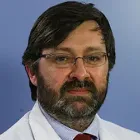 La imagen muestra al Dr. José Ignacio Echeveste, especialista en Anatomía Patológica en la Clínica Universidad de Navarra. El Dr. Echeveste se decida al diagnóstico de enfermedades a través del examen de muestras de tejido.