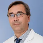 Dr. José María Fernández La imagen muestra al Dr. José María Fernández, un destacado especialista en Anestesiología en la Clínica Universidad de Navarra. El Dr. Fernández cuenta con una amplia experiencia en la administración de anestesia y en el control del dolor perioperatorio en pacientes de todas las edades y patologías.En la Clínica Universidad de Navarra, contamos con un equipo de anestesiólogos altamente capacitados y tecnología avanzada para garantizar la seguridad y el bienestar de nuestros pacientes durante todo el proceso quirúrgico. Nos enfocamos en proporcionar un servicio personalizado y de alta calidad a aquellos que confían en nosotros para el manejo de su salud.Si necesita más información sobre nuestros servicios de Anestesiología, no dude en ponerse en contacto con nosotros.