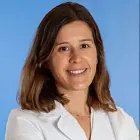 Dra. Elisa Fernández Elías La Dra. Elisa Fernández Elías es una destacada especialista en Anestesiología en la Clínica Universidad de Navarra. Con amplia experiencia en el manejo del dolor perioperatorio y la administración de anestesia en pacientes de todas las edades y patologías, la Dra. Fernández Elías trabaja junto a un equipo altamente capacitado y con tecnología avanzada para garantizar la seguridad y el bienestar de nuestros pacientes durante todo el proceso quirúrgico.En la Clínica Universidad de Navarra, nos enfocamos en proporcionar un servicio personalizado y de alta calidad a aquellos que confían en nosotros para el manejo de su salud. Nuestros especialistas en Anestesiología tienen como objetivo principal controlar el dolor y la ansiedad de los pacientes durante los procedimientos quirúrgicos, así como garantizar que el paciente reciba una atención adecuada antes, durante y después de la cirugía.Si necesita más información sobre nuestros servicios de Anestesiología, no dude en ponerse en contacto con nosotros.