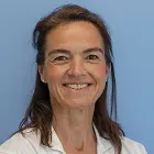 La imagen muestra a la Dra. María José Yepes Temiño, una destacada especialista en Anestesiología en la Clínica Universidad de Navarra. La Dra. Yepes cuenta con una amplia experiencia en la administración de anestesia y en el control del dolor perioperatorio en pacientes de todas las edades y patologías.