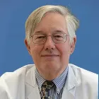 La imagen muestra al Dr. Gregorio Rábago Aracil, especialista en Cirugía Cardiaca de la Clínica Universidad de Navarra. El Dr. Rábago se dedica al diagnóstico y tratamiento de enfermedades cardiovasculares complejas, y a la realización de cirugías cardíacas de alta complejidad.