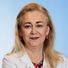 Dra. Isabel Rubio Rodríguez La imagen muestra a la Dra. Isabel Rubio Rodríguez, especialista en Cirugía de la Mama de la Clínica Universidad de Navarra. La Dra. Rubio es una cirujana altamente capacitada y experimentada en el diagnóstico y tratamiento quirúrgico de tumores de la mama, así como en la realización de cirugías de alta complejidad.Su enfoque en la atención personalizada y en el uso de técnicas quirúrgicas avanzadas la hacen destacar en el campo de la cirugía mamaria. Además, cuenta con una amplia trayectoria académica y ha publicado numerosos artículos científicos en revistas especializadas, lo que refleja su compromiso con la investigación y la innovación en el campo de la cirugía.En la Clínica Universidad de Navarra, contamos con un equipo de especialistas en cirugía general y tecnología de última generación para ofrecer una amplia variedad de opciones de tratamiento a nuestros pacientes. Nos comprometemos a proporcionar el más alto nivel de cuidado y servicio a aquellos que confían en nosotros para el manejo de su salud quirúrgica.Para obtener más información sobre nuestros servicios en cirugía general, no dude en ponerse en contacto con nosotros.