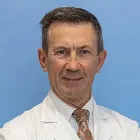 La imagen muestra al Dr. Raúl Larraga Ramos, médico estomatólogo del Departamento de Cirugía Maxilofacial de la Clínica Universidad de Navarra. El Dr. Larraga es especialista en rehabilitación oral en la Unidad Dental.