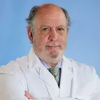 Imagen del Dr. Eduardo Hevia, especialista en Cirugía Ortopédica y Traumatología de la Clínica Universidad de Navarra. El Dr. Hevia se dedica preferencialmente a la cirugía de la columna vertebral.