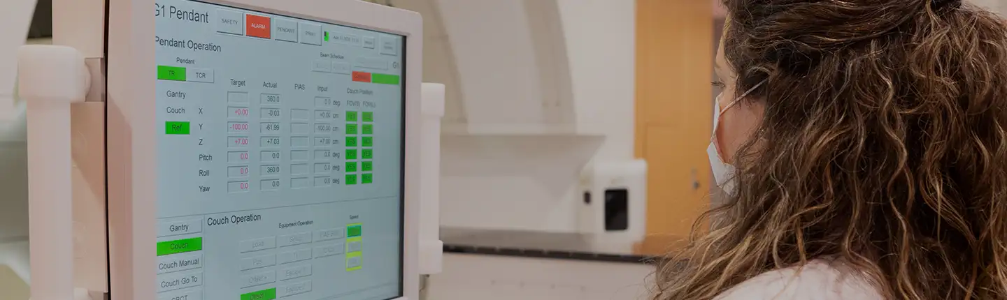 Una especialista de Protonterapia examina los valores resultantes de una prueba médica en un monitor.<br/><br/><br/>