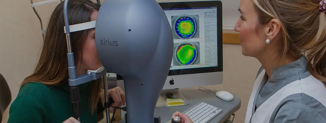 Una enfermera realizando prueba ocular a una paciente.