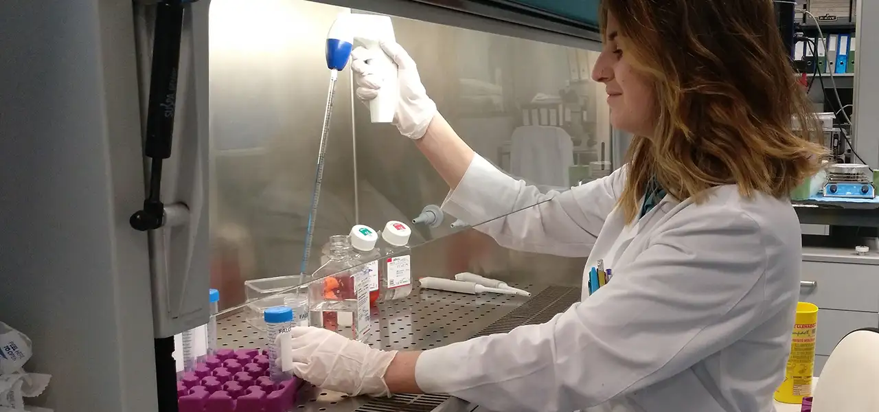 Investigadora del Área de Terapia Celular Una investigadora del Área de Terapia Celular de la Clínica Universidad de Navarra, trabajando en el laboratorio.