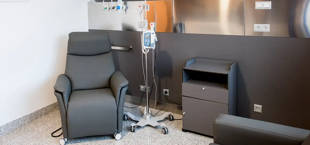 Unidad de Aféresis Terapéutica Habitación individual de la Unidad de aféresis terapéutica de la Clínica Universidad de Navarra.