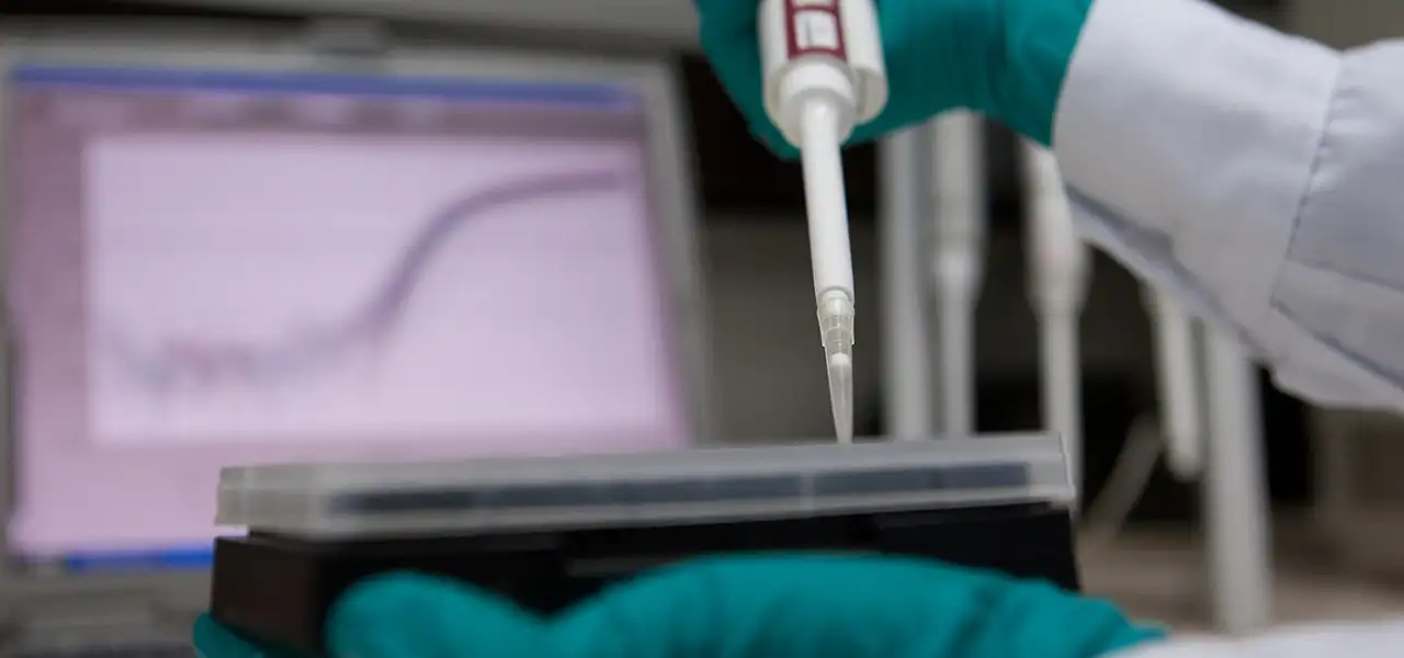 Unidad de Ensayos Clínicos Una investigadora trabajando en la Unidad de Ensayos Clínicos