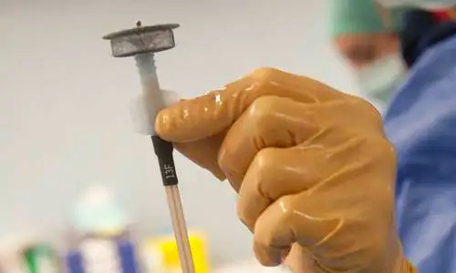 Dispositivo cierre orejuela izquierda corazón. Clínica Universidad de Navarra Imagen del dispositivo que se coloca para el cierre de la orejuela izquierda del corazón para quitar los anticoagulantes que se toman por la fibrilación auricular.