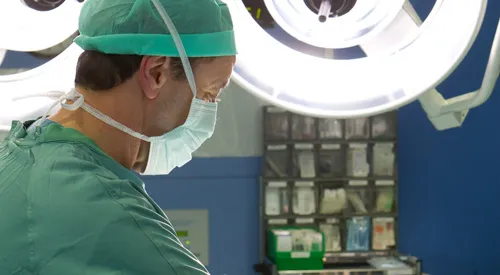 Cirugía Incontinencia. Centro de próstata. CUN Especialistas durante un procedimiento de cirugía róbotica. Centro de Próstata de la Clínica Universidad de Navarra