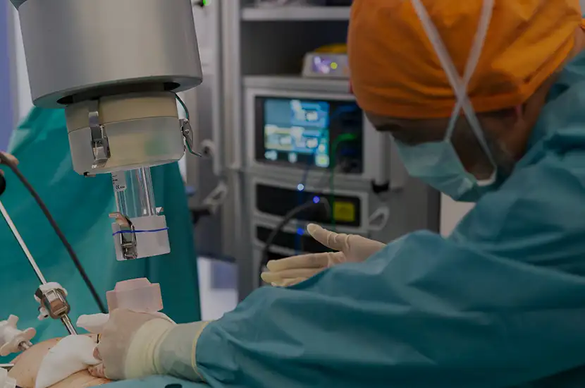 Radioterapia intraoperatoria. Centro de Próstata Varios especialistas realizan una braquiterapia intraoperatoria para tratar el cáncer de próstata.