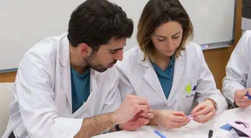 curso-taller-residentes-reconstruccion-auricular <p>La Dra. Françoise Firmin junto a los residentes de la Clínica y del Complejo Hospitalario de Navarra a quienes impartió un curso taller sobre reconstrucción auricular. </p>