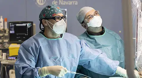 Dr. Alonso y Dr. Leal en el quirófano de radiología intervencionista