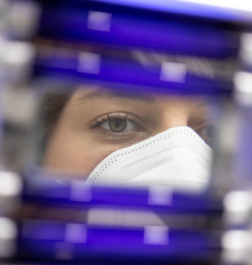 Imagen de una investigador del departamento de Dermatología de la sede de Madrid de la Clínica Universidad de Navarra