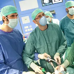 img-cirujanos-trasplante-hepatico