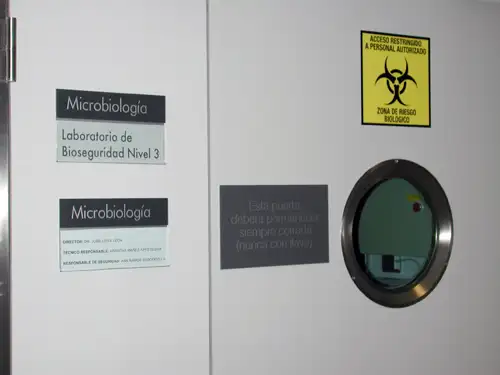 acceso-laboratorio-bioseguridad <p>Acceso al Laboratorio de Bioseguridad de nivel 3 del Servicio de Microbiología de la Clínica Universidad de Navarra </p>