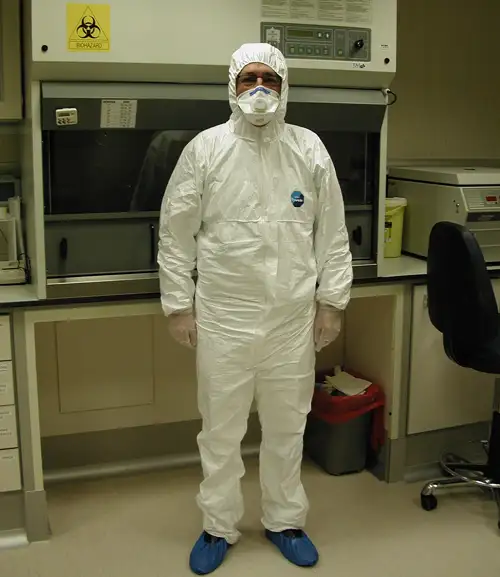 vestimenta-laboratorio-bioseguridad <p>Vestimenta necesaria para acceder con total seguridad al Laboratorio de Bioseguridad de nivel 3 del Servicio de Microbiología de la Clínica Universidad de Navarra </p>