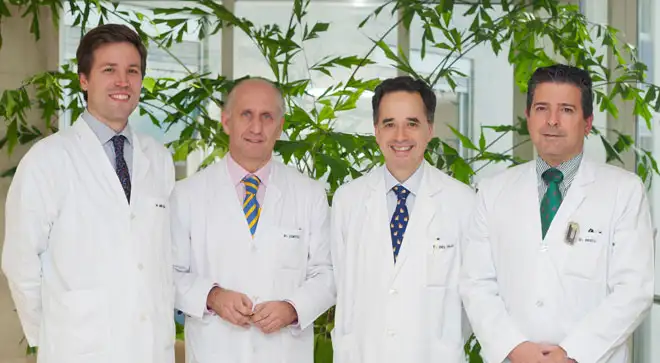gliobastoma-ensayo-clinico Los doctores Jaime Gállego (investigador principal y neurólogo), Alfonso Gúrpide (oncólogo clínico), Ricardo Díez Valle (neurocirujano) y Javier Aristu (oncólogo radioterápico).