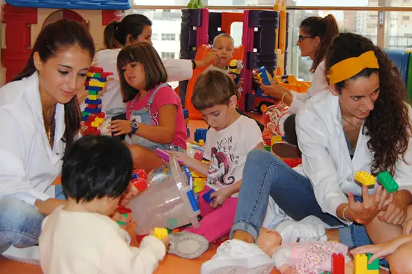 atencion-ninos-dravet <p>Psicopedagogas atendiendo a niños con Síndrome de Dravet en la Clínica Universidad de Navarra</p>