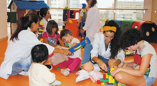 unidad-dravet <p>Imagen de niños con las pedagogas en la Unidad de Dravet de la Clínica Universidad de Navarra</p>