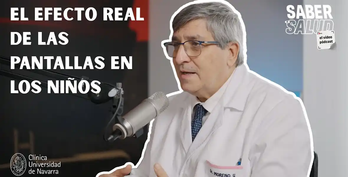 Imagen del vídeo del Dr. José Manuel Moreno, codirector del Departamento de Pediatría de la Clínica Universidad de Navarra, en el videopódcast sobre el uso de pantallas en niños. 
