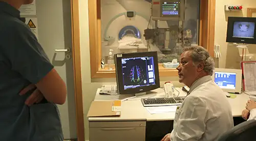 dr-zubieta-sala-exploracion <p>Dr. Zubieta en la sala de exploración neurorradiológica </p>