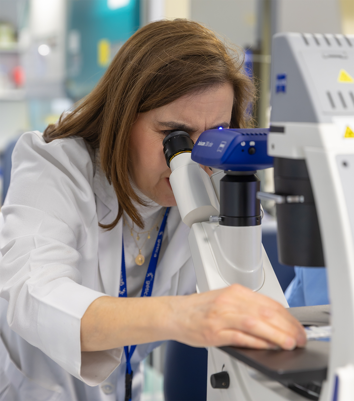 destacado-tecnologia-avanzada Imagen de una investigadora en el Laboratorio Avanzado de Pruebas Funcionales y de Esfuerzo.