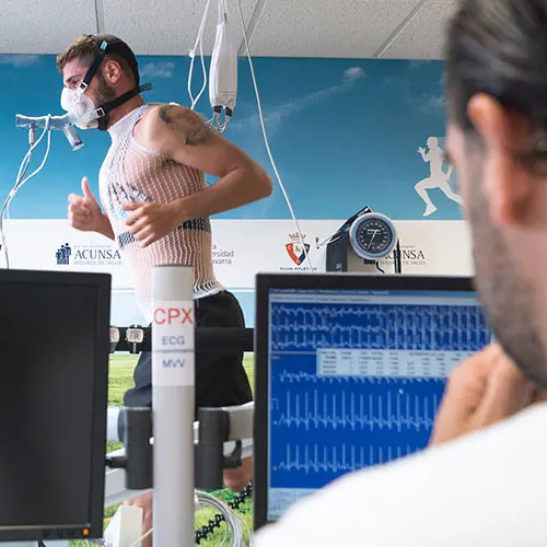 Imagen de deportista realizándose una valoración deportiva en la Clínica Universidad de Navarra