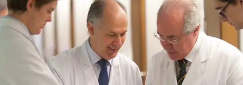 Médicos de la Clínica pasando planta Imagen de un equipo de cuatro médicos en la planta de hospitalización de la Clínica Universidad de Navarra.