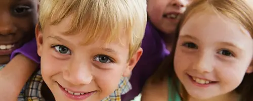 Grupo de niños sonriendo. Clínica Universidad de Navarra Imagen de un grupo de niños sonrientes mirando a cámara.