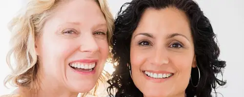 Dos mujeres. Clínica Universidad de Navarra Imagen de dos mujeres amigas, una rubia y otra morena.