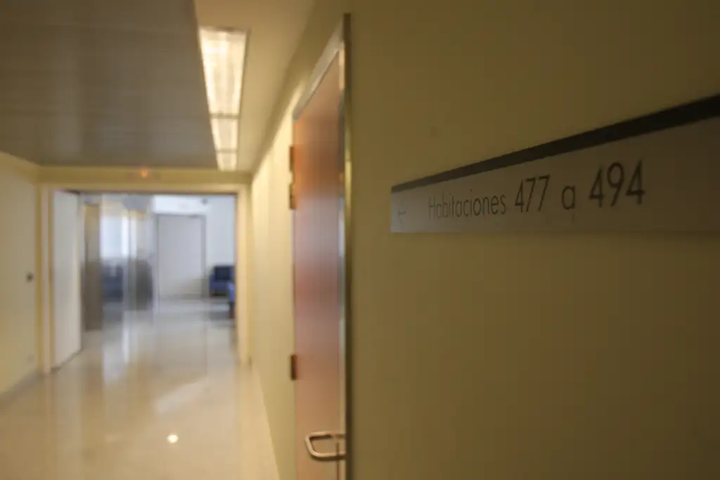 pasillos-1 <p>Imagen de pasillo de la planta de Psiquiatría de la Clínica Universidad de Navarra </p>