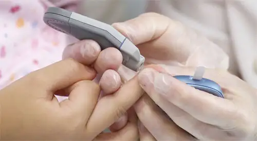 medidor-glucosa-pinchazo <p>Imagen de un medidor de glucosa tradicional</p>