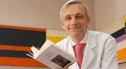2014_01_22_FOTO_Dr.Schlatter Foto del Dr. Schlatter en su despacho con el libro en sus manos.