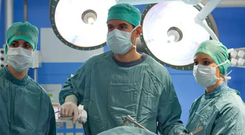 dr-victor-valenti-quirofano <p>El doctor Víctor Valentí durante en quirófano durante una intervención de cirugía de obesidad.</p>