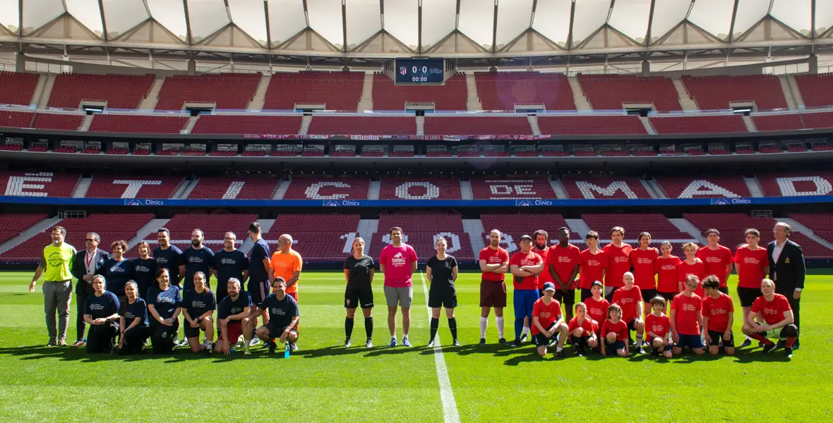 partido-protones-contra-cancer Imagen de los dos equipos participantes en el partido 'Protones contra el cáncer' conmemorativo de los tres años en funcionamiento de la Unidad de Protonterapia de la Clínica Universidad de Navarra.